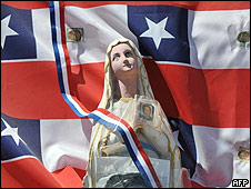 Bandera de Chile detrás de imagen de virgen en la mina de Copiapó.