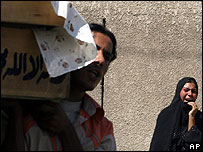 Người thân của một nạn nhân tại nhà xác của thành phố