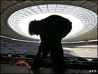 Trabalhador no estádio olímpico de Berlim
