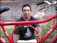 O pescador e padeiro Roberto Rocha, com sua bicicleta