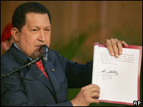 O presidente da Venezuela, Hugo Chávez, mostra a carta que recebeu do líder cubano Fidel Castro