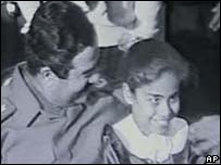 Saddam Hussein e uma aluna de uma escola em Bagdá.