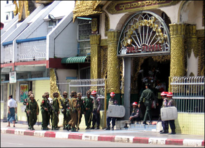Soldiers occupying Sule Pagoda.