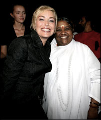 अमृतानंदमयी के साथ शेरॉन स्टोन