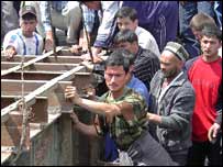 مردم قره سو در حال احيای پل مرزی