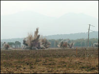 Ảnh chụp cảnh đặt thuốc nổ phá bom