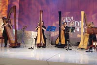 Yn cystadlu ar y llwyfan