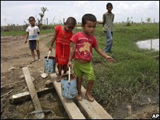 Những đứa trẻ mất nhà mất cửa ở Miến Điện