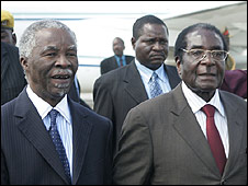 رابرت موگابه در کنار رئیس جمهور آفریقای جنوبی