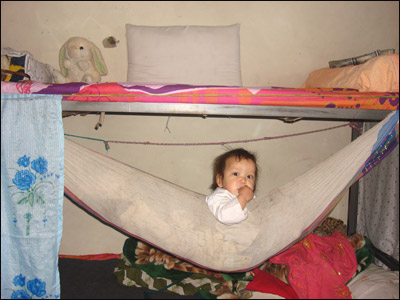 کودکی بی گناه، با مادر قاتلش در زندان به سر می برد.