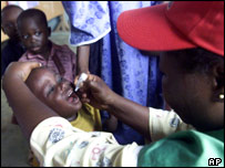Criança é vacinada em Lagos