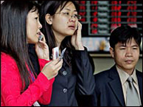 Các nhà đầu tư tại sàn chứng khoán Hà Nội