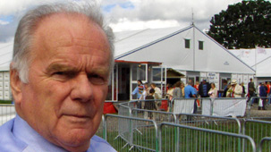 Gwilym Owen ar y maes