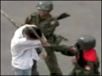 Hình quân lính Miến Điện đánh dân 