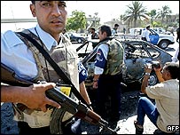 Policisté na místě výbuchu automobilu