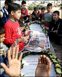 عزاداری کودکان فلسطينی بر مزار احمد اسماعيل خطيب