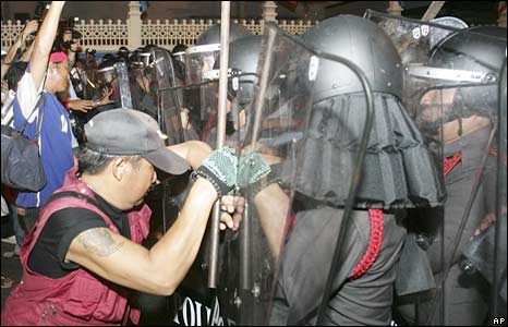 Người biểu tình ủng hộ chính phủ đang cố vượt qua hàng rào cảnh sát