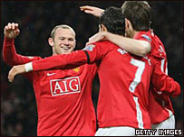 Các cầu thủ ManU ăn mừng thắng lợi