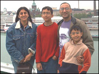 ڈاکٹر صفدر سرکی اپنے اہلِ خانہ کے ہمراہ(فائل فوٹو)