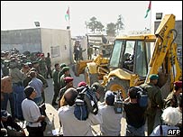 Buldozery v Ramalláhu