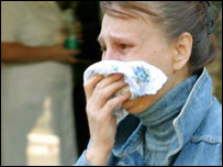 Родичка гірника на шахті Засядька. Фото УНІАН