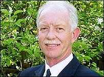 O piloto teria afirmado que a aeronave se chocou com um bando de aves