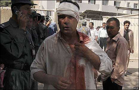 Một người Afghanistan bị thương bước ra khỏi bệnh viện