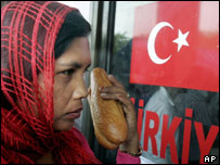 Fırının vitrinindeki Türk bayrağına bakan kadın