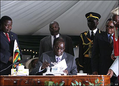 Tổng thống Robert Mugabe ký văn bản 