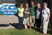 James yn ffarwelio gyda'i ddosbarth cyfrifiaduron