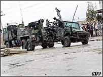 قندهار - آيساف لاشه يک اتومبيل را پس از حمله انتحاری منتقل می کند