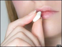 mulher com chiclete na boca