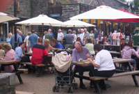 Ymwelwyr ym Metws-y-coed