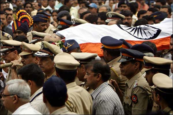 मारे गए अधिकारियों का अंतिम संस्कार