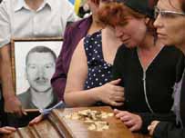 Це не перша аварія на Краснолиманській. На фото - поховання загиблих у 2004 році