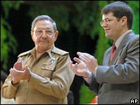 Raúl Castro (esq.), ao contrário do irmão, não gosta de discursos longos