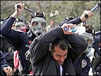 Turecká policie při zásahu proti demonstrantům