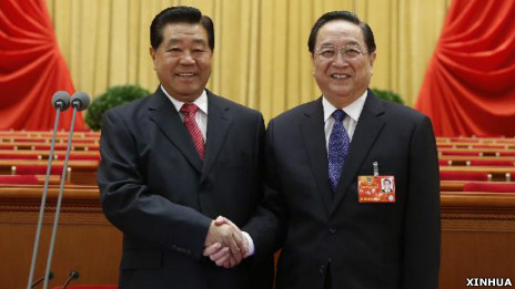 賈慶林（左）與俞正聲在北京人民大會堂全國政協預備會議上握手（新華社圖片2/3/2012）