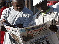 Eleitores olham resultados eleitorais no Zimbábue