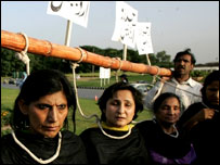 ریپ پر تجویز کیے جانے والے نئے قانون کے خلاف اسلام آباد میں عورتوں کا احتجاج (فائل فوٹو)