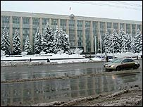 Clădirea guvernului în plin peisaj de iarnă