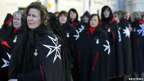 马耳他骑士团的女爵士们在梵蒂冈圣彼得大教堂外等候进场参与纪念弥撒（9/2/2013）