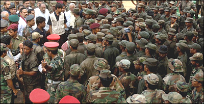 President Mahinda Rajapakse visits Vakarai with armed forces