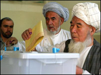 مردم رای می دهند