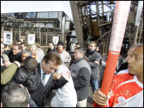 Protestos interrompem jornada da tocha por Paris. Foto: AP/Christophe Ena