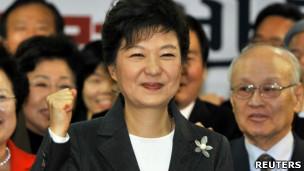 韓國總統當選人朴槿惠在首爾新國家黨競選總部解散儀式上與支持者喊口號（20/12/2012）