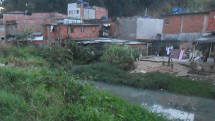 braço morto do rio Tietê, em Osasco (foto - Paulo Talarico / BBC Brasil)
