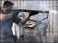 Policiais atiram balas de borracha para dispersar multidão durante protesto na África do Sul