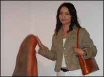 Đỗ Hoàng Diệu bên cạnh một tác phẩm điêu khắc tại gallery của Lê Khắc Cường