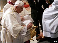 Papa Bento 16 em missa, durante cerimônia de lavagem dos pés 